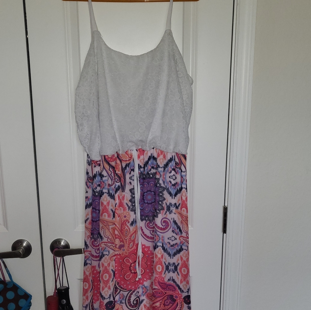 A maxi summer dress made by faded glory and the size is XXL and color is white.